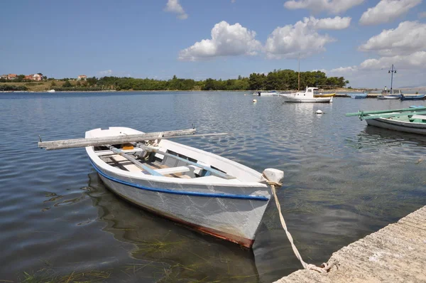 クロアチアのニン近くのボート — ストック写真