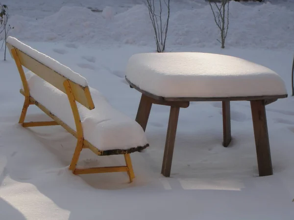 Стол Скамейка Снегу — стоковое фото
