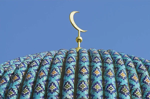 Szczyt Wyłożonej Kafelkami Kopuły Arabskimi Mozaikami Starożytnego Meczetu Petersburgu Rosja — Zdjęcie stockowe
