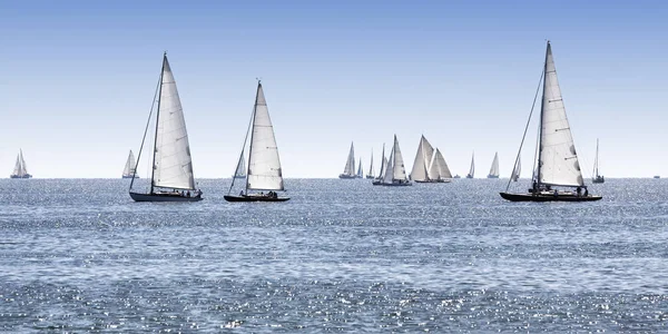 海の水の中の海洋帆船 水上輸送 — ストック写真