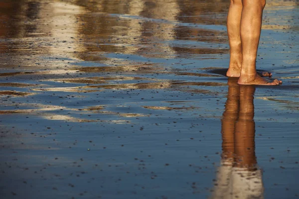 Uma Velha Mulher Pernas Andando Praia — Fotografia de Stock