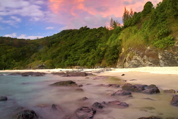Piękna Tropikalna Plaża Skałami Morzem — Zdjęcie stockowe