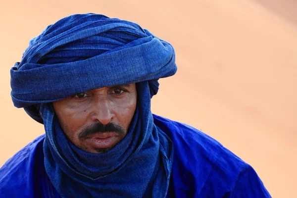 Portrait Jeune Homme Avec Chapeau Une Écharpe — Photo