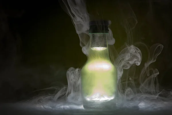 Een Flesje Likeur Geel Licht Achtergrond Witte Mist Vloer — Stockfoto