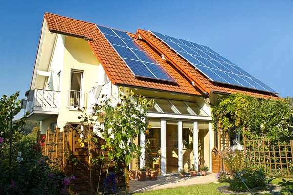 Huis Met Tuin Zonnepanelen Het Dak — Stockfoto