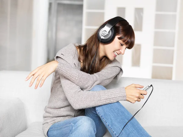 Jonge Vrouw Luisteren Muziek — Stockfoto