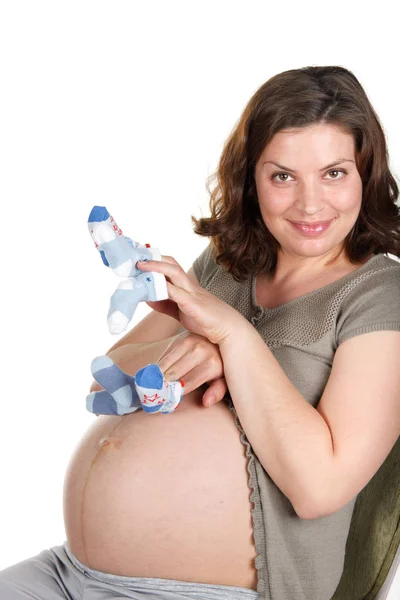 Młoda Kobieta Ciąży Spodziewa Się Narodzin Dziecka Trzyma Buty — Zdjęcie stockowe