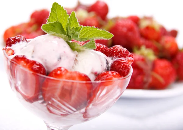 Helado Con Bayas Frescas Fresa Sobre Fondo Blanco — Foto de Stock