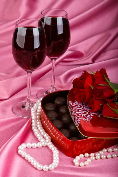 Boîte Rouge Forme Coeur Avec Des Bonbons Deux Verres Vin — Photo