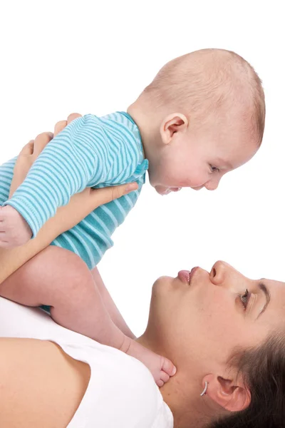 Glückliche Mutter Spielt Mit Dem Kleinen Kind Vor Weißem Hintergrund — Stockfoto