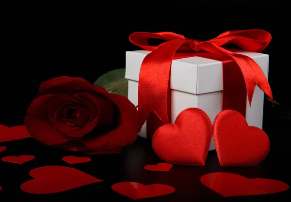 ギフトボックス 赤の心と黒の背景に上昇した バレンタイン 039 — ストック写真