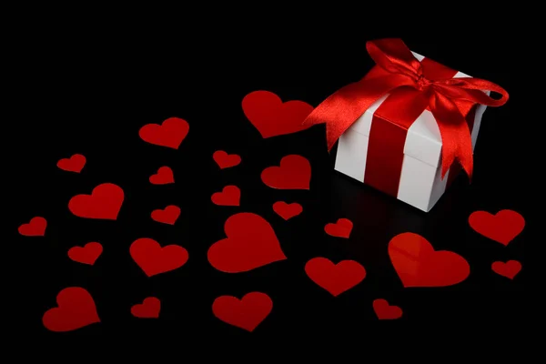 Geschenkverpackung Und Rote Herzen Auf Schwarzem Hintergrund Valentine 039 — Stockfoto