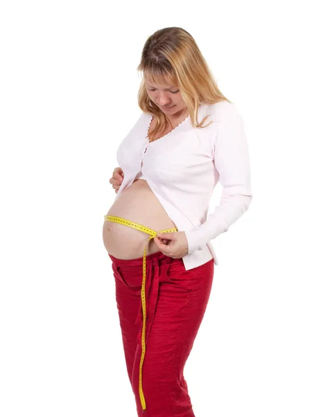 Беременная Женщина Измеряет Свой Живот Белом Фоне — стоковое фото