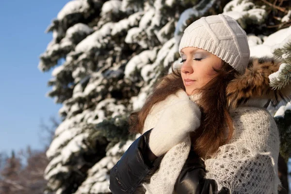 冬日公园里披着绒毛披肩的漂亮姑娘的画像 — 图库照片