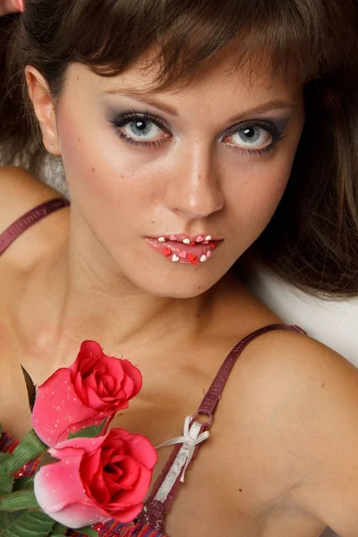 Красива Дівчина Букетом Троянд Білому Тлі — стокове фото