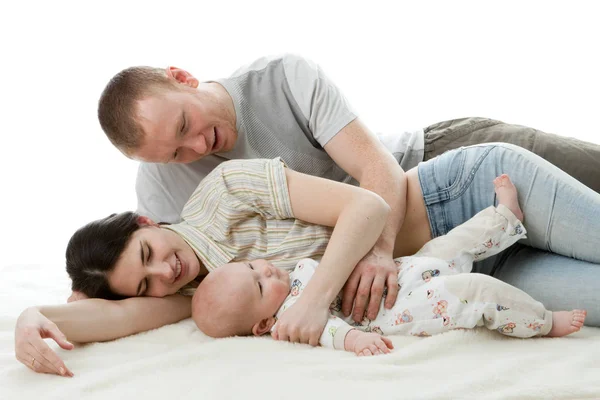 Família Feliz Pai Mãe Bebê Doce Fundo Branco — Fotografia de Stock