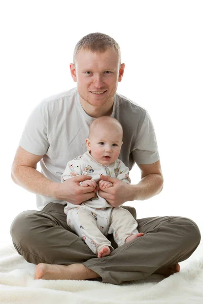 Família Feliz Pai Seu Bebê Doce Fundo Branco — Fotografia de Stock