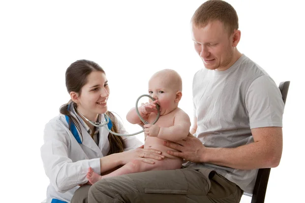 Die Ärztin Mit Stethoskop Und Der Papa Mit Dem Kleinen — Stockfoto