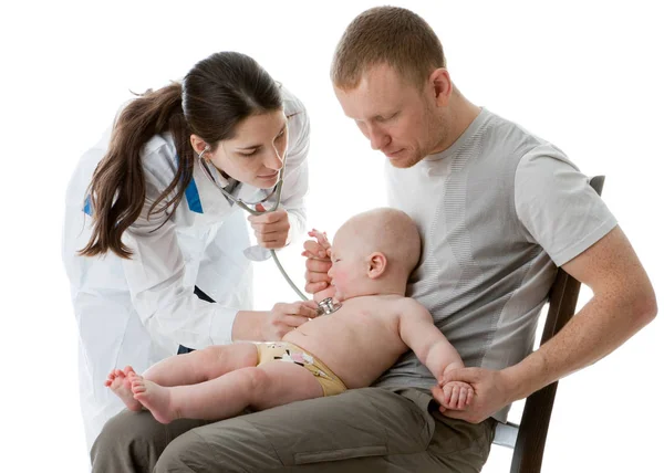 Médico Feminino Com Estetoscópio Papai Com Criança Pequena Fundo Branco — Fotografia de Stock