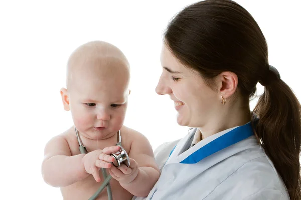 Dottore Femminile Con Uno Stetoscopio Piccolo Paziente Uno Sfondo Bianco — Foto Stock