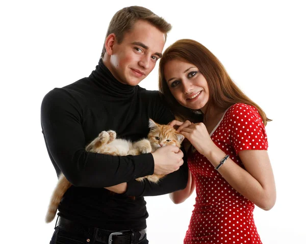 Jovem Casal Feliz Com Pequeno Gatinho Divertido Fundo Branco — Fotografia de Stock