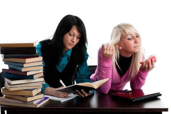 Duas Amigas Estudante Preparam Para Exame Sentando Uma Mesa Contexto — Fotografia de Stock