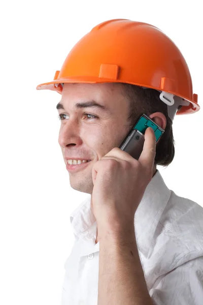 戴着硬礼帽的男性建筑师在白色背景的手机前交谈 — 图库照片