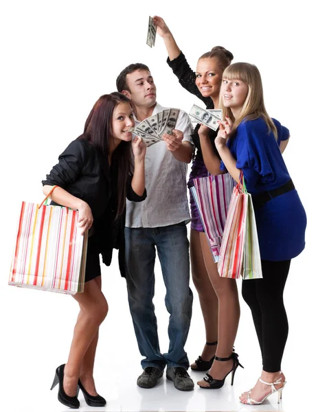 ショッピングバッグを持つ若い美しい女性のグループは 白い背景に男からお金を取る — ストック写真