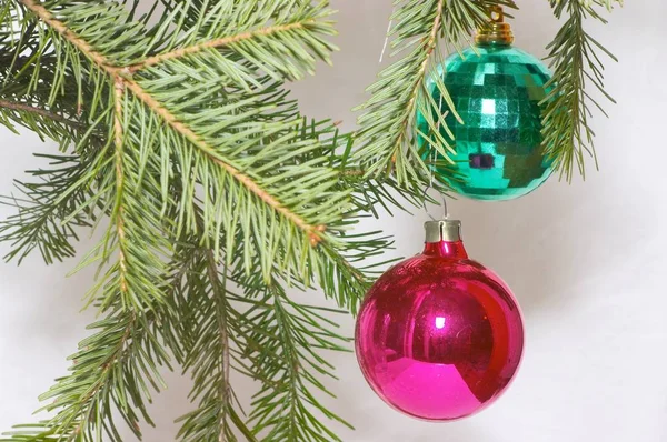 Rote Und Grüne Weihnachtskugeln — Stockfoto