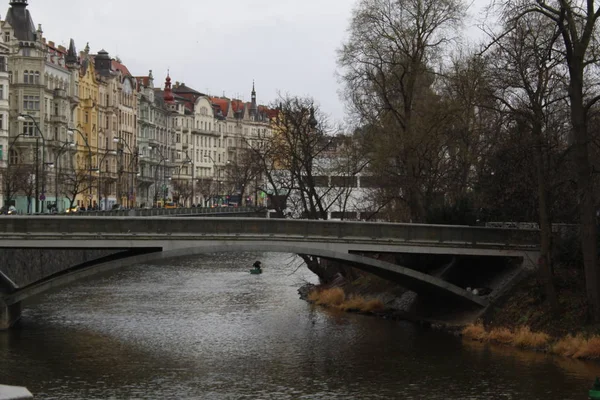 Wełtawa Zachmurzenie Podróże Zima Rzeka Rejs Praga Widok — Zdjęcie stockowe
