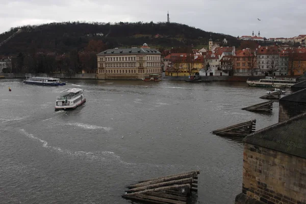 Vltava Nublado Viagem Inverno Rio Cruzeiro Praga Vista — Fotografia de Stock