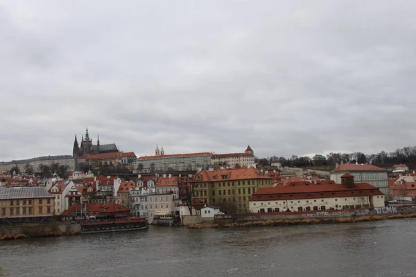 Wełtawa Zachmurzenie Podróże Zima Rzeka Rejs Praga Widok — Zdjęcie stockowe