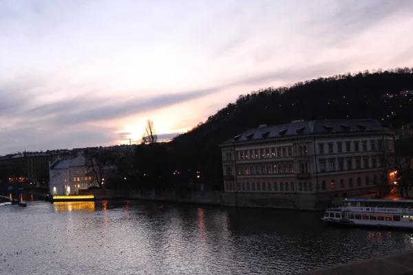Vltava Bulutlu Seyahat Kış Nehir Gemi Prag Manzara — Stok fotoğraf