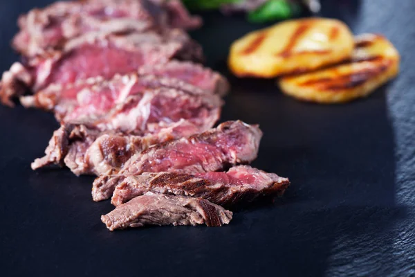 Steak Sur Les Assiettes Ardoise — Photo