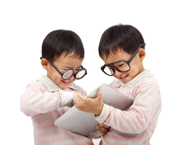 Zwei Glückliche Kinder Mit Touchpad Computer Und Isoliert Auf Weiß — Stockfoto