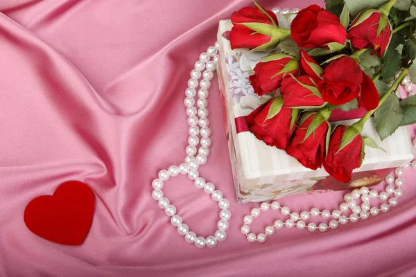 Gift Box Pearl Beads Bouquet Roses Valentine 039 Royalty Free Stock Photos