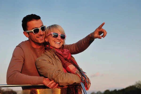 Felice Giovane Coppia Innamorata Hanno Tempo Romantico Tramonto Estivo Barca — Foto Stock