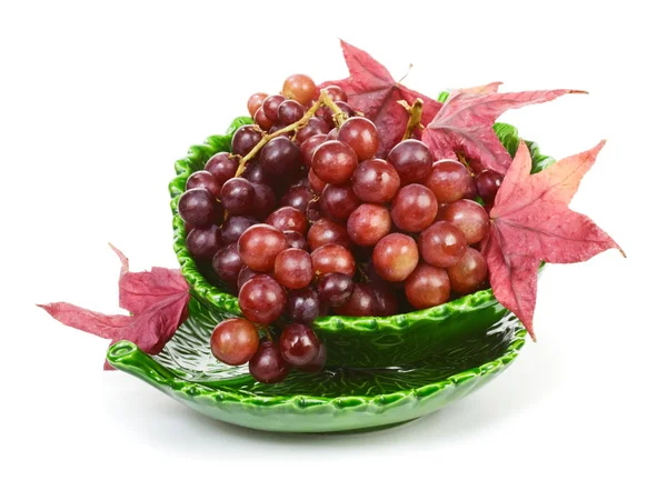 Grüne Keramikschale Gefüllt Mit Reifen Roten Trauben Und Herbstblättern — Stockfoto