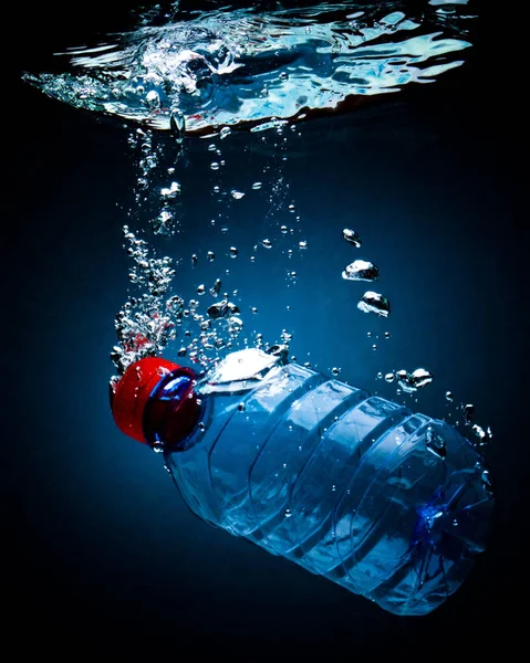 Acqua Bottiglia Fondo Nero Blu Con Bolle Aria — Foto Stock