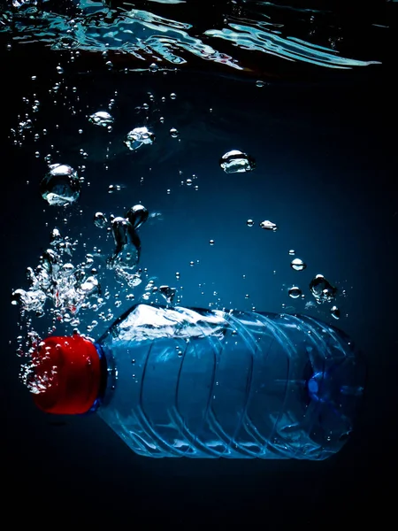 Flaska Vatten Svart Blå Bakgrund Med Luftbubblor — Stockfoto