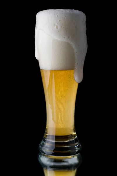 Birra Schiumosa Fresca Bicchiere Sfondo Nero — Foto Stock