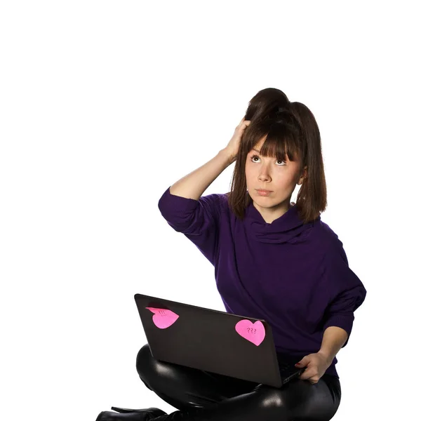 Młoda Kobieta Laptopa Jest Myślenie — Zdjęcie stockowe