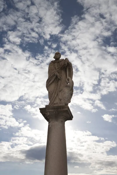 Statua Davanti Cielo Nuvoloso — Foto Stock