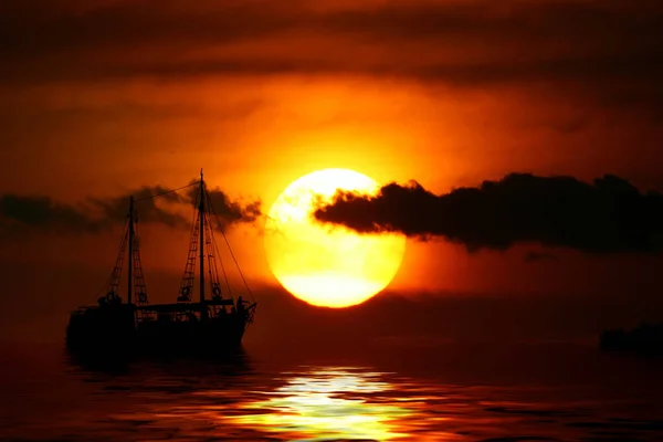 Denizin Üzerinde Atmosferik Günbatımı — Stok fotoğraf