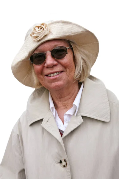 Seniorin Mit Hut Und Sonnenbrille Isoliert Auf Weißem Grund — Stockfoto