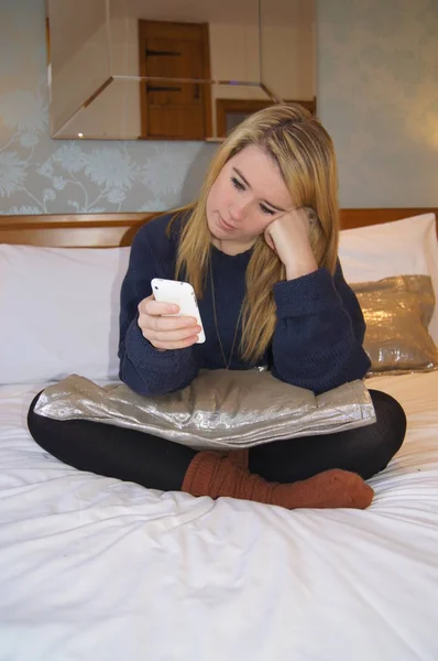 Chica Usando Teléfono Inteligente — Foto de Stock