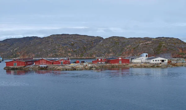 Röda Och Vita Byggnader Ett Grönländskt Fiske Liten Intill Stranden — Stockfoto