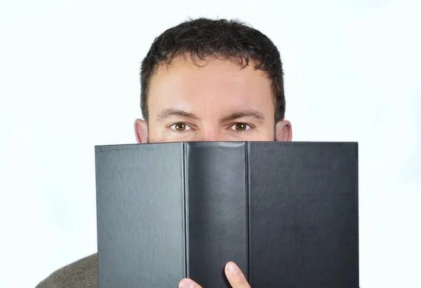 Beyaz Tenli Büyük Bir Kitabın Arkasındaki Yakışıklı Genç Adam — Stok fotoğraf