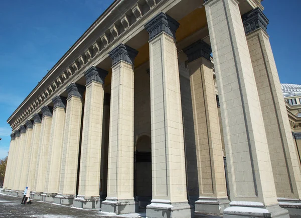 Колонны Новосибирского Оперного Театра Сибирь Октябрь 2006 — стоковое фото