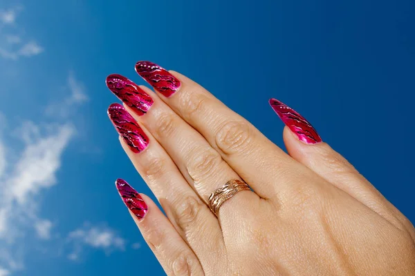 Gepflegte Frauenhände Vor Blauem Himmel — Stockfoto